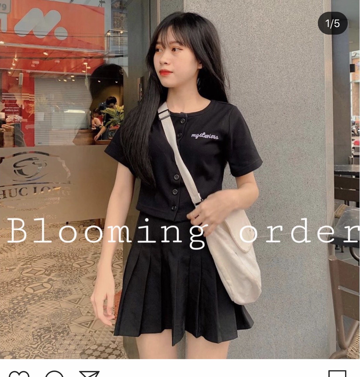 croptop gân gài nút thêu chữ
