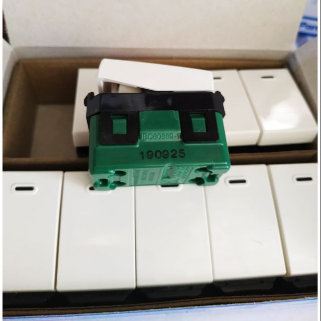 CÔNG TẮC ĐƠN 1 CHIỀU PANASONIC WIDE - WEV5001SW ( 10 cái hộp/hạt lớn )