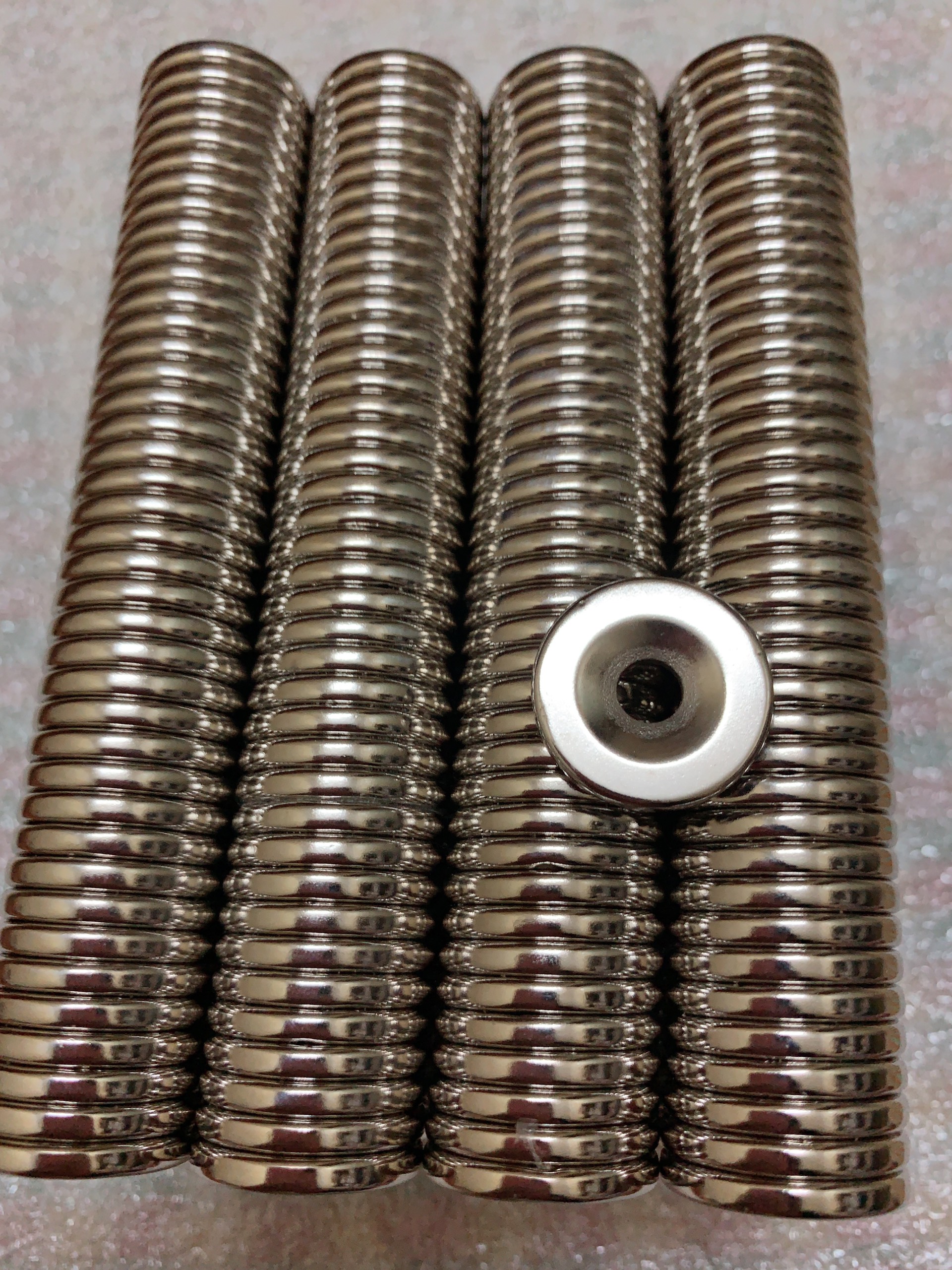 Nam châm viên D20x3 lỗ 5mm N50 loại bắt vít