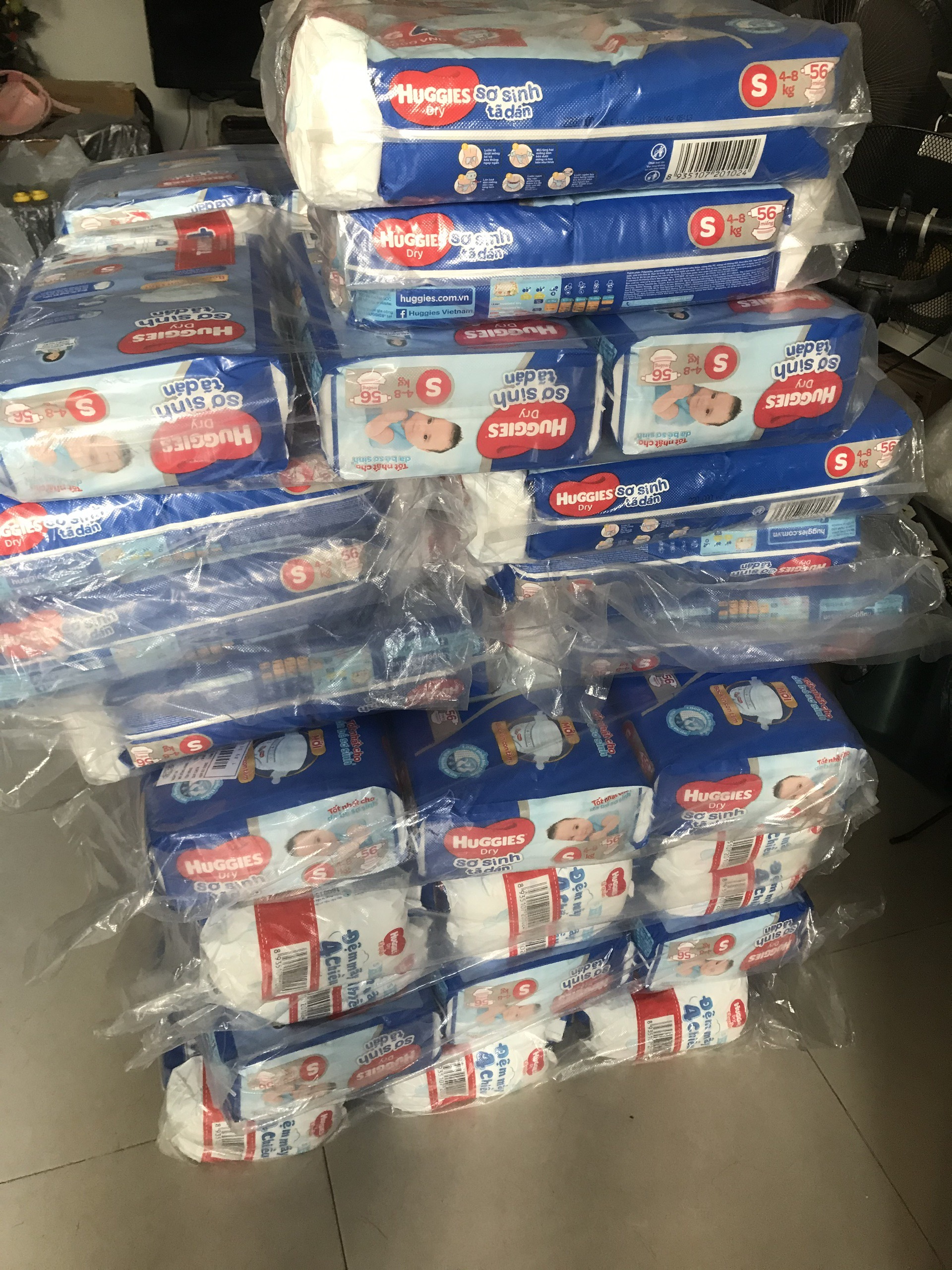 Tã dán sơ sinh Huggies S56 tặng khăn ướt