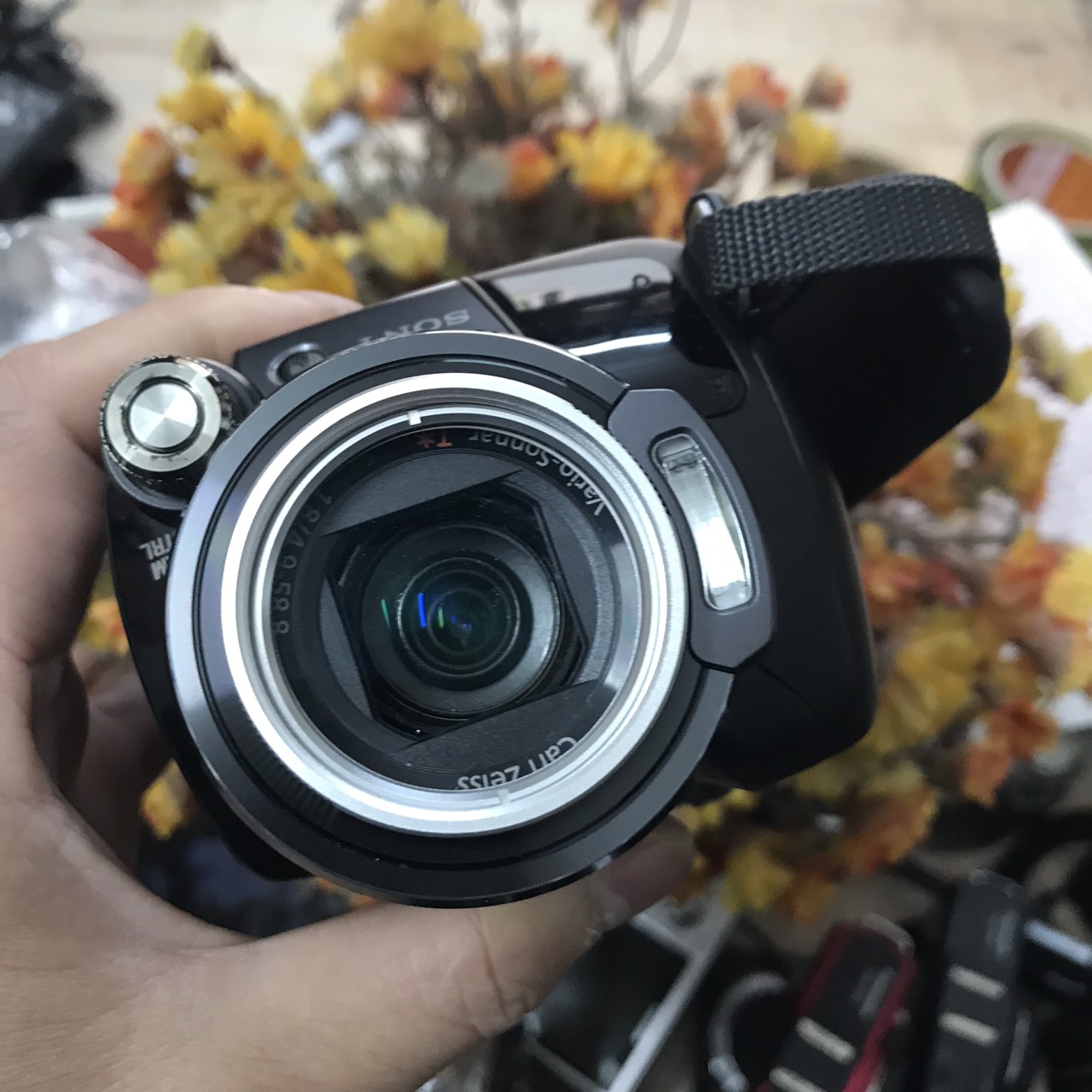 Máy quay phim Sony SR12