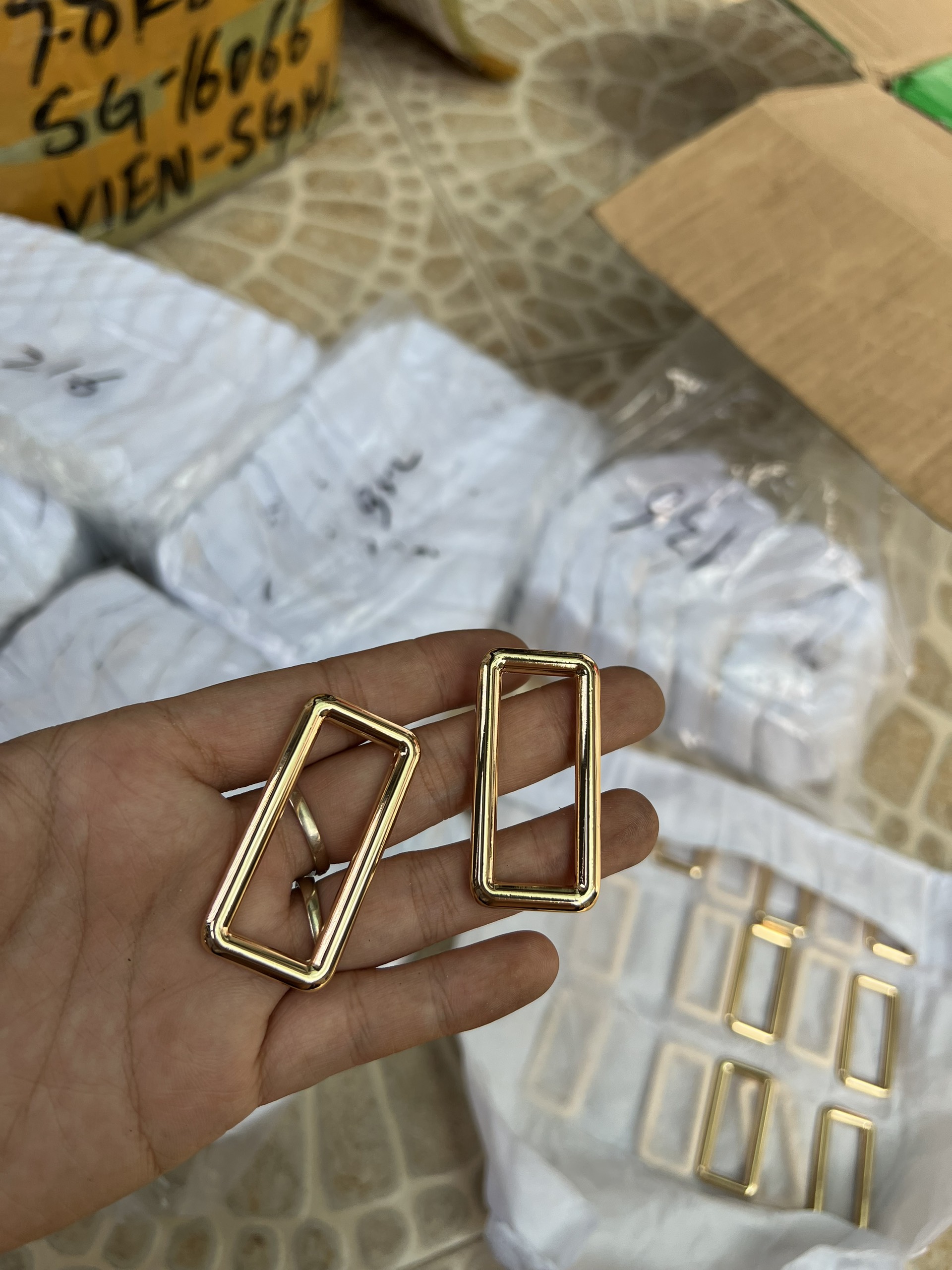 Khoen chữ nhật đúc 3.8cm vàng ( lọt lòng) 18k/1 cái