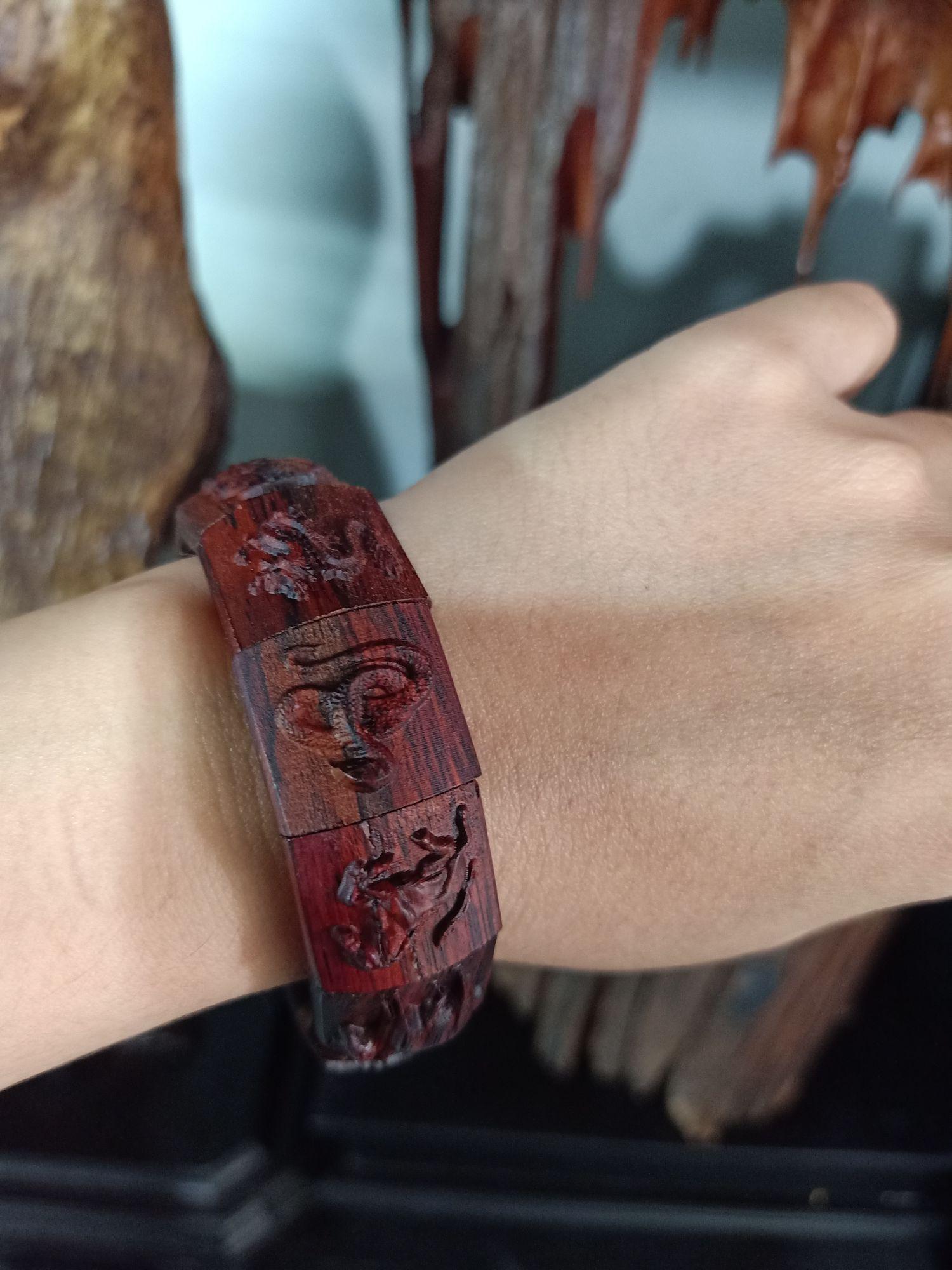 Vòng gỗ Sưa đỏ khắc hình 12 con giáp.