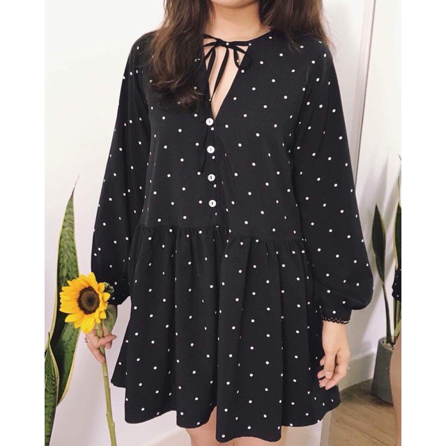Đầm babydoll bi đen nút trắng