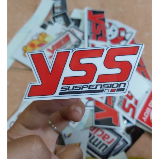 Combo 2 tem sticker yss nền trắng chữ đỏ dán xe giá rẻ