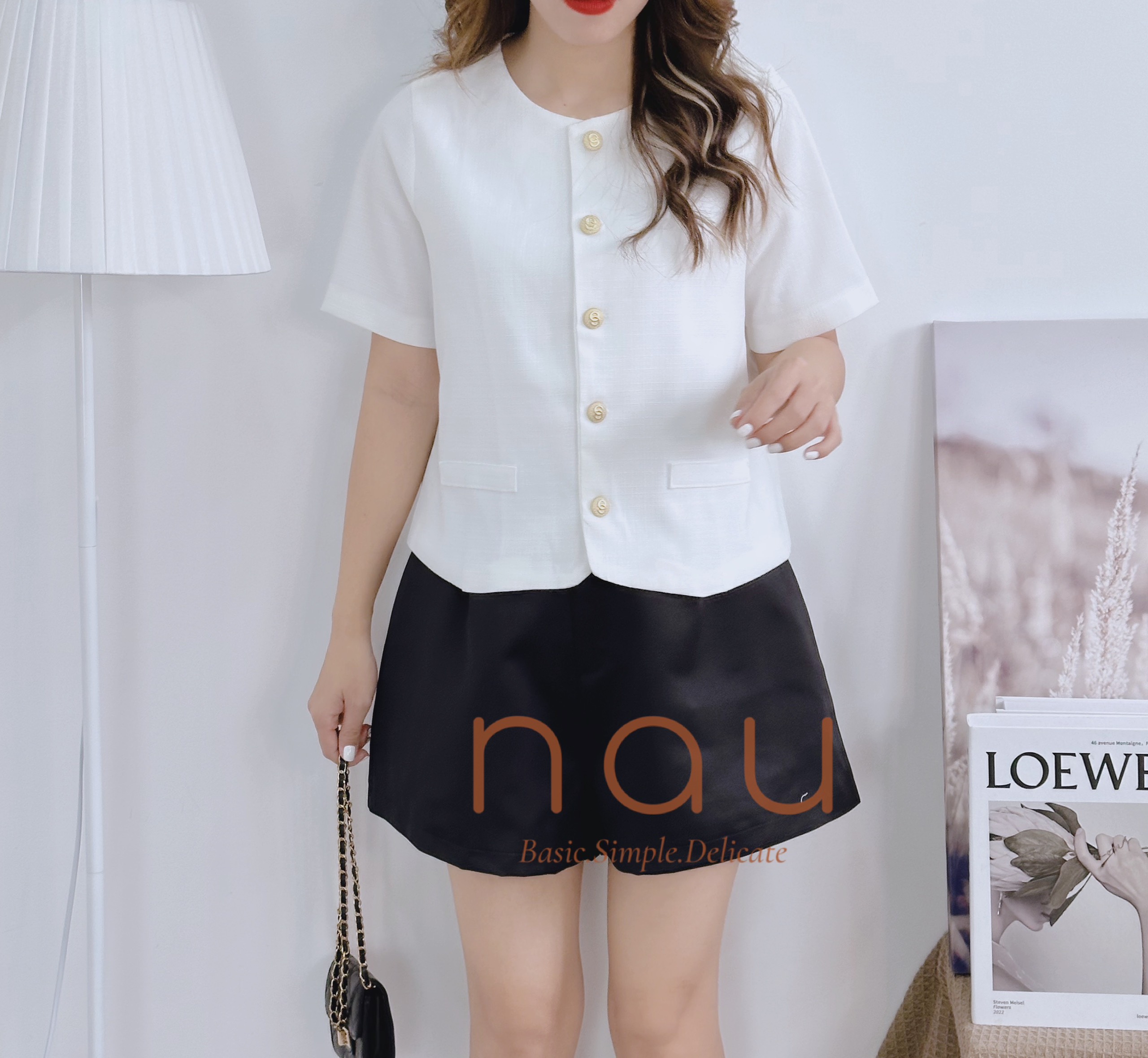 Set áo trắng cổ tròn phối nút mix quần short đen