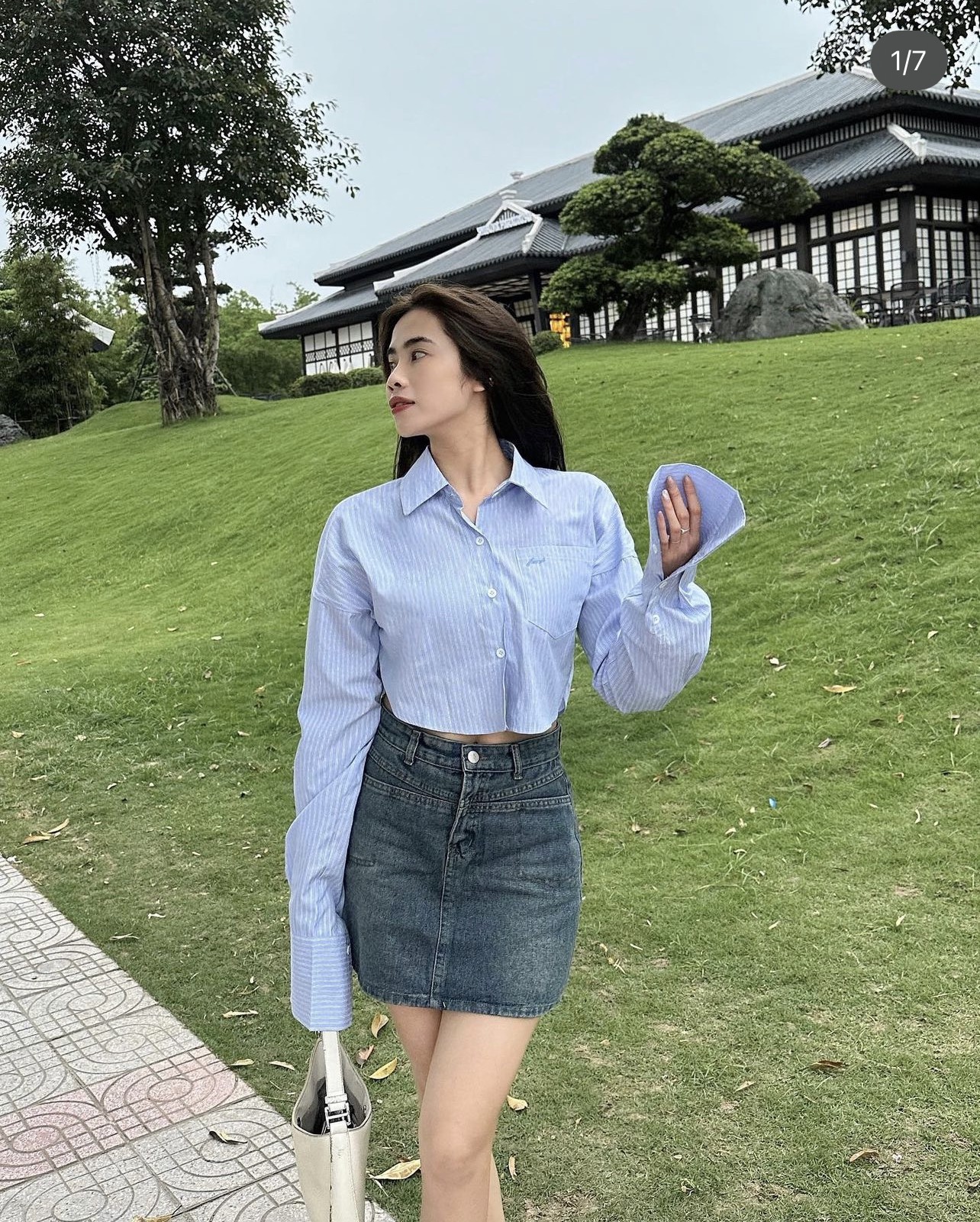 Áo sơmi croptop tay dài kẻ sọc thêu chữ nhỏ trước ngực xinh xắn - 247StoreFashion
