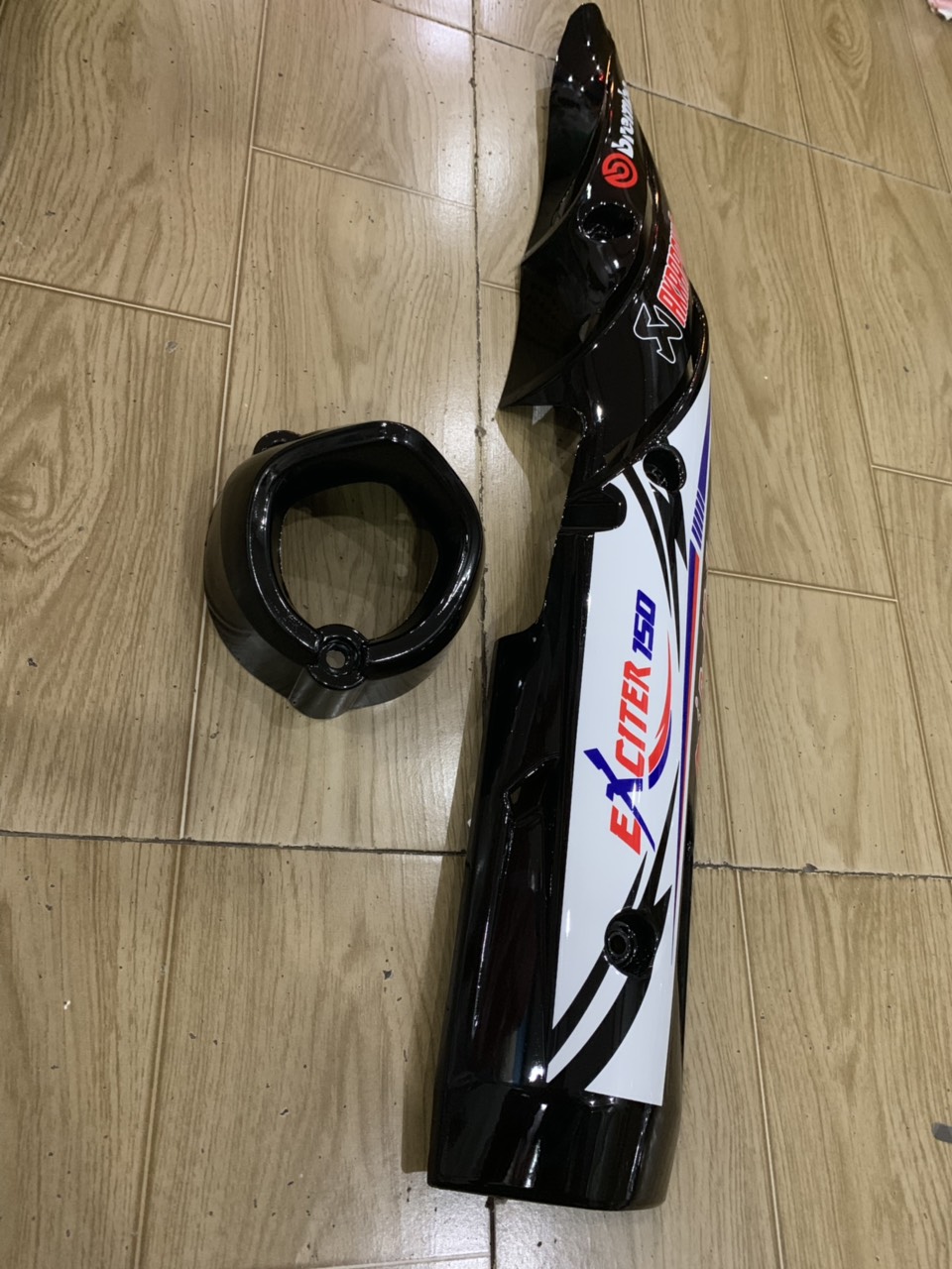 ốp pô và chụp đích pô xe exciter 150 màu đen bóng mẫu xoắn