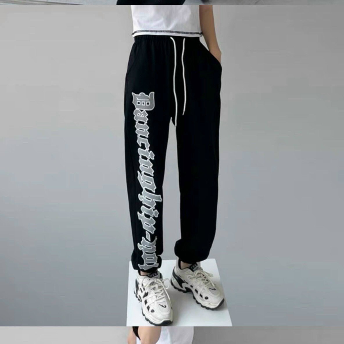 Quần Jogger Thun Nỉ Hình In Chữ Graffiti Cực Chất