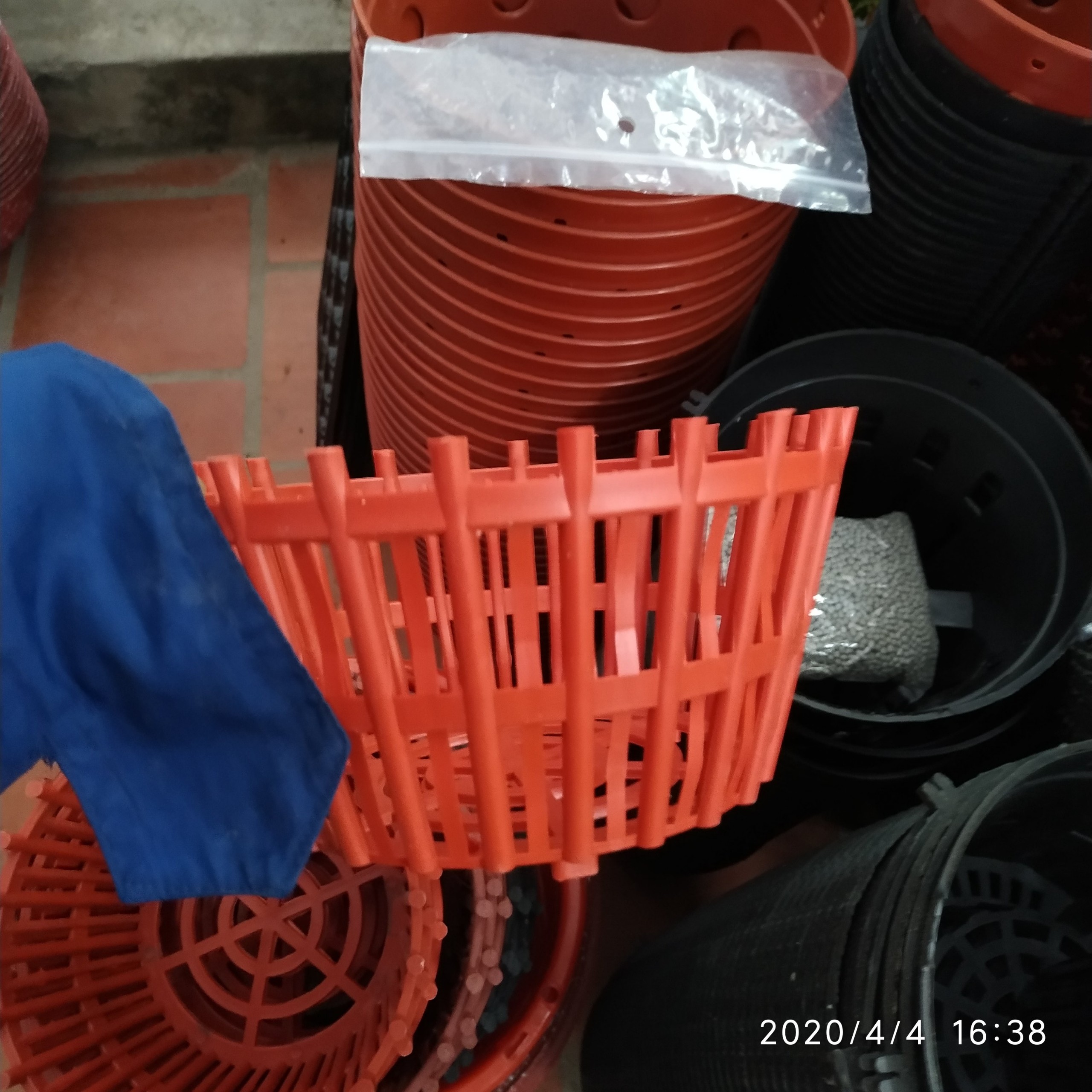 Chậu nhựa trồng lan có nan phụ phi 20cm