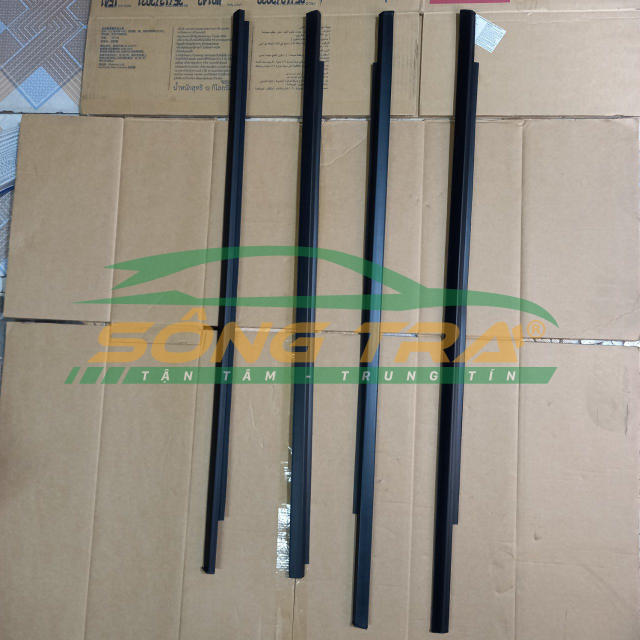 NẸP CHÂN KÍNH NGOÀI DAEWOO LACETTI ( GIÁ MỘT BỘ 4 CÁI)
