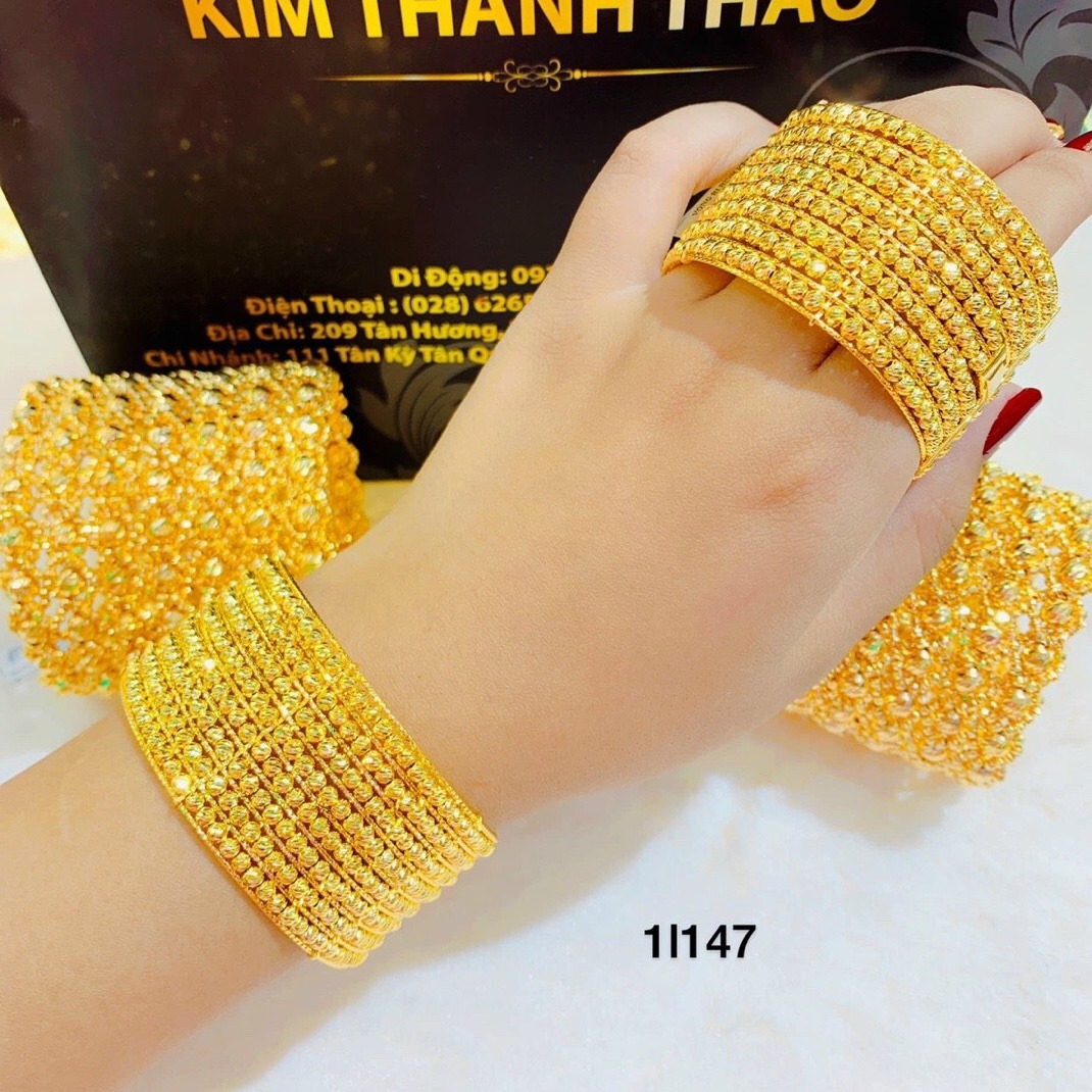 Vòng tay nữ mạ vàng 18k giống vàng thật - Bạn muốn thể hiện cái tôi của mình thông qua phụ kiện đeo tay? Hãy tìm đến một chiếc vòng tay nữ mạ vàng 18k được thiết kế giống như vàng thật. Nó sẽ làm bạn tỏa sáng trước mọi ánh nhìn.