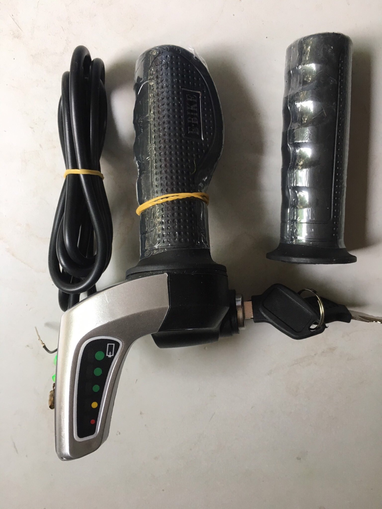 Tay ga xe điện có báo bình và ổ khóa điện