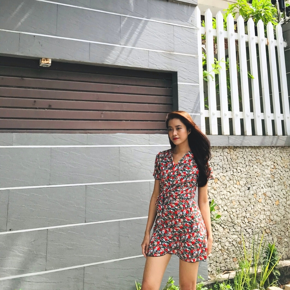 Đầm nữ vạt chéo hoa nhí đỏ Modini