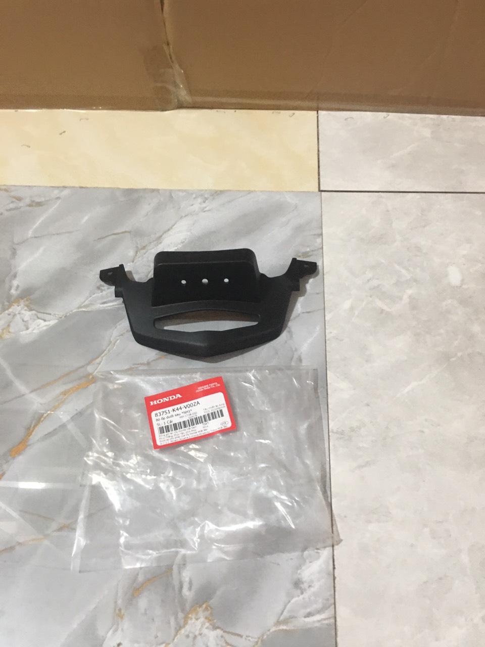 Ốp dưới sau Honda Vision 2014-2020 màu đen *NH1* (cóc đuôi) (83751K44V00ZA)
