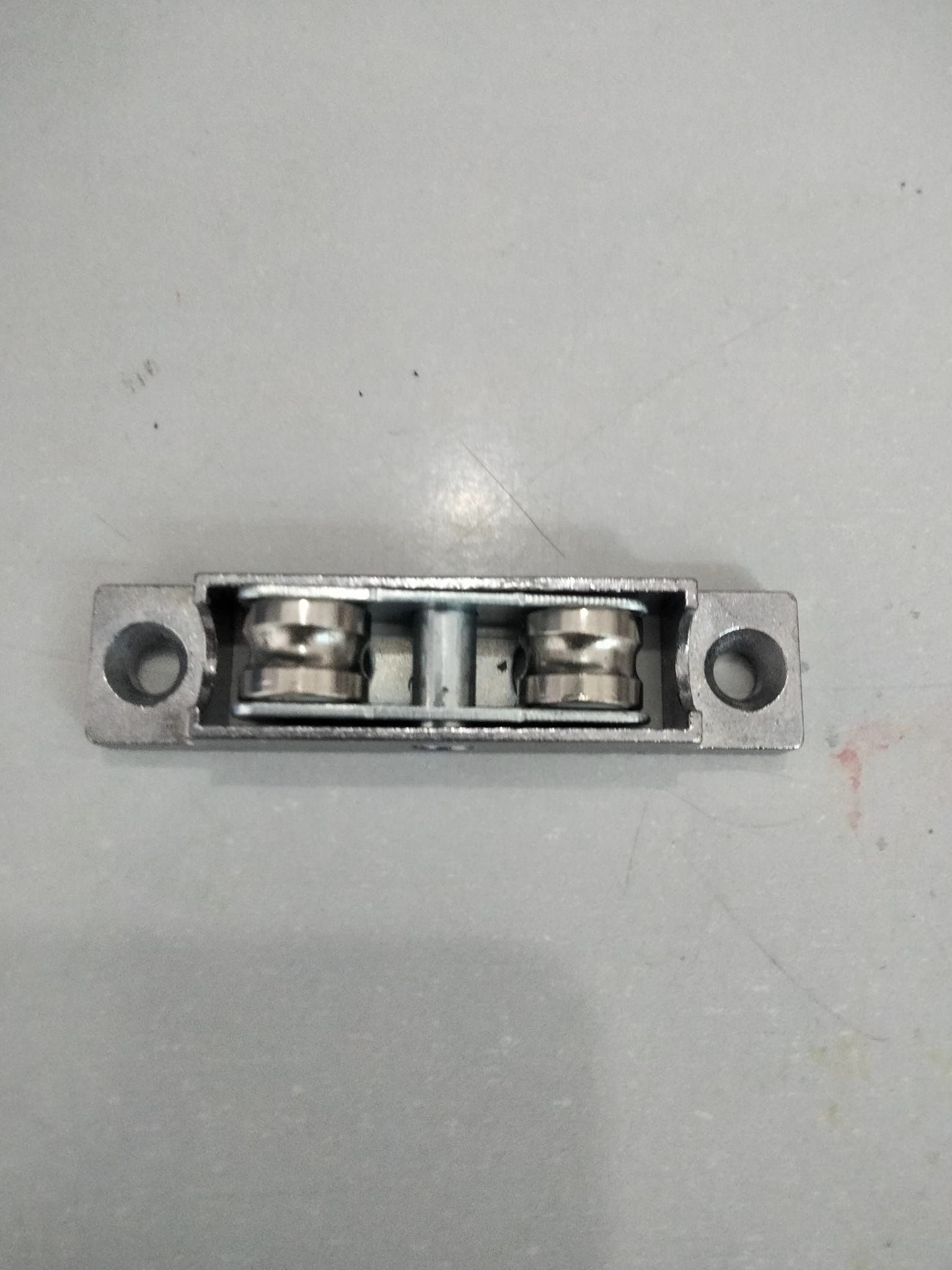 Bánh xe cửa lùa cửa nhựa lõi thép