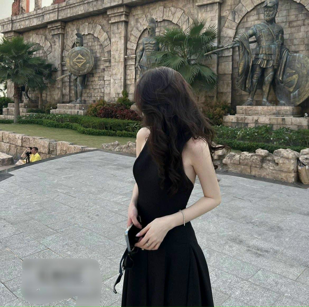 Đầm dự tiệc cổ yếm dáng dài Clay Dress