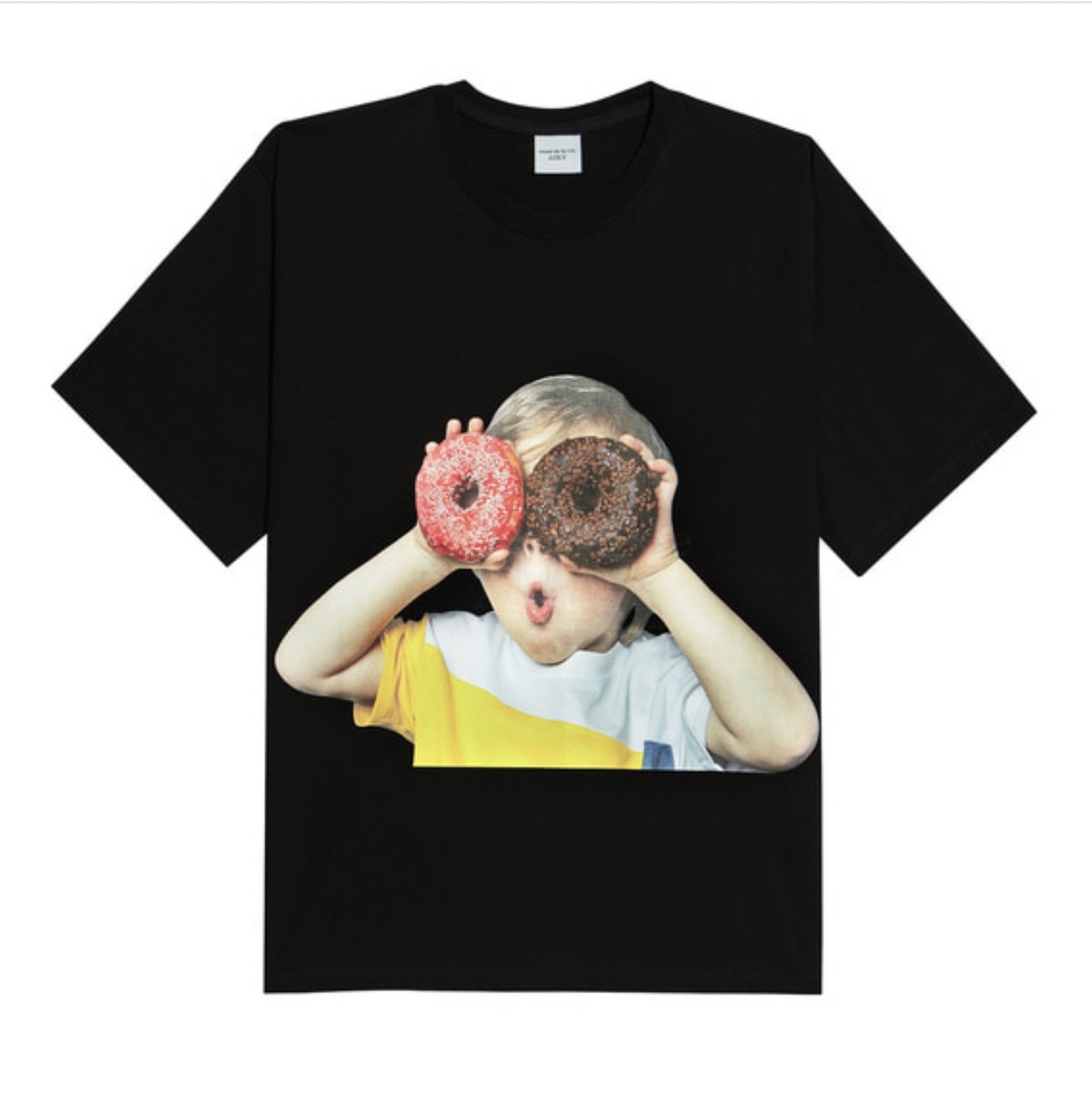 Áo Phông Nam Nữ ADLV Baby Face Short Sleeve T-Shirt Donuts 1R bé trai cầm 2 bánh donuts màu trắng và đen