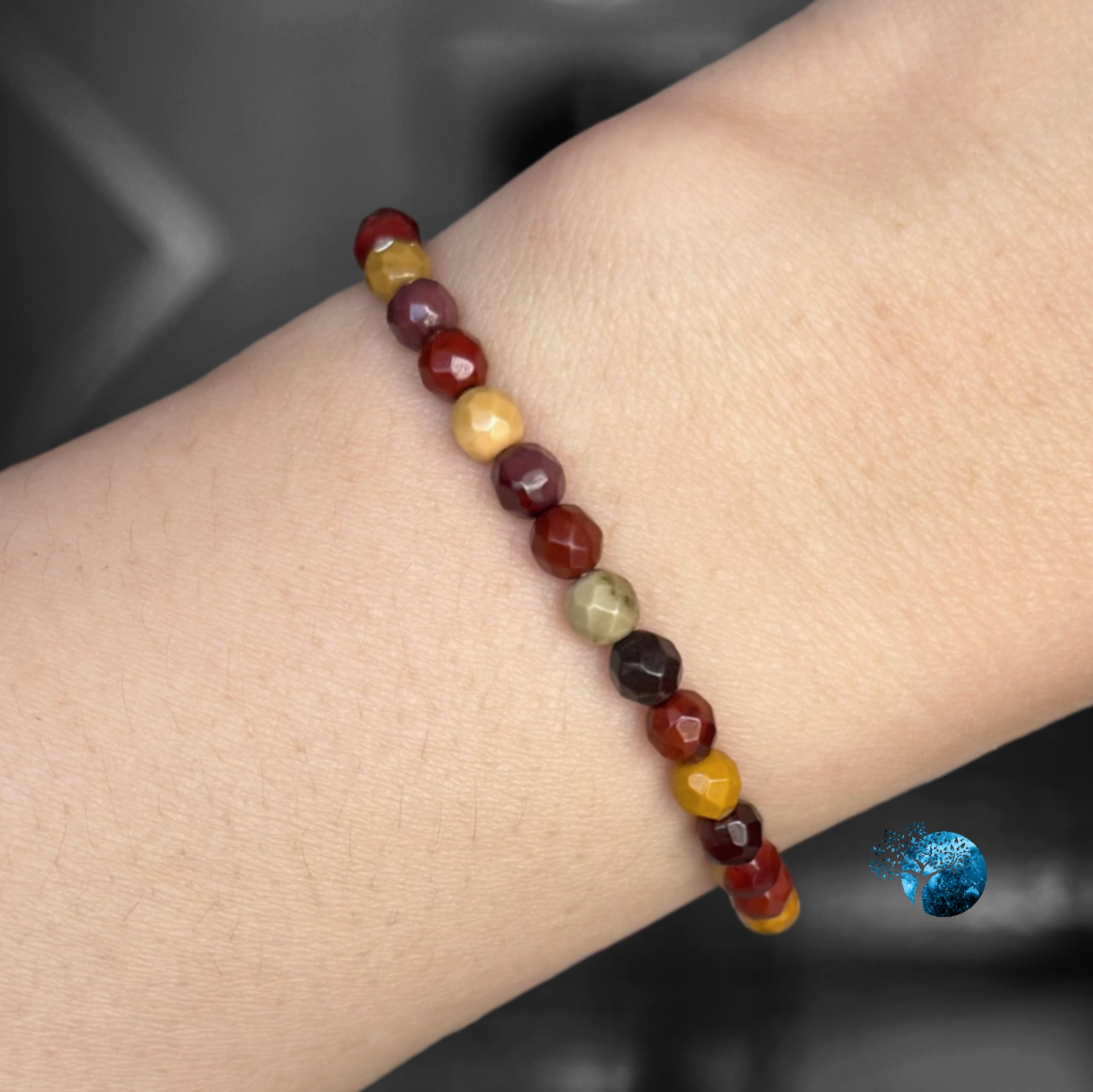Vòng tay đá mookaite cắt giác 4mm
