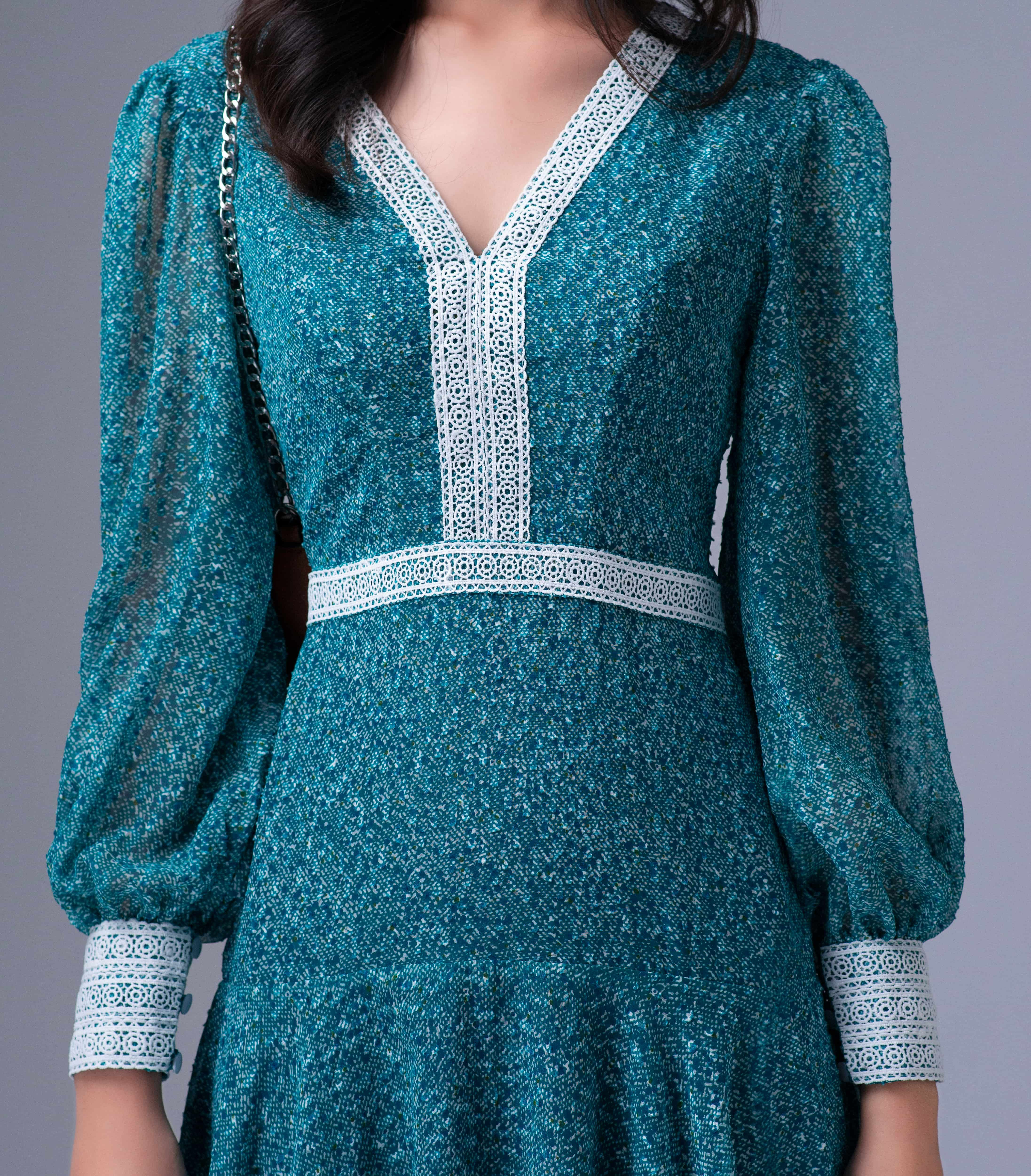 Đầm voan xanh ngọc viền ren trắng