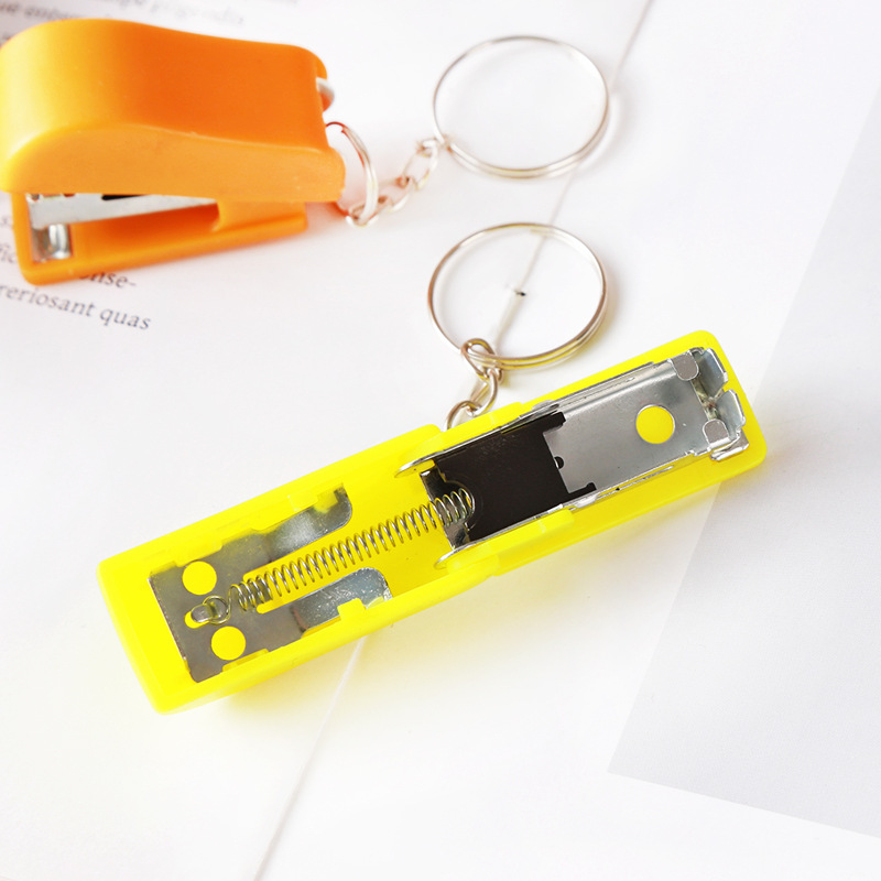 Móc khóa dập ghim mini tiện lợi (giao màu ngẫu nhiên)