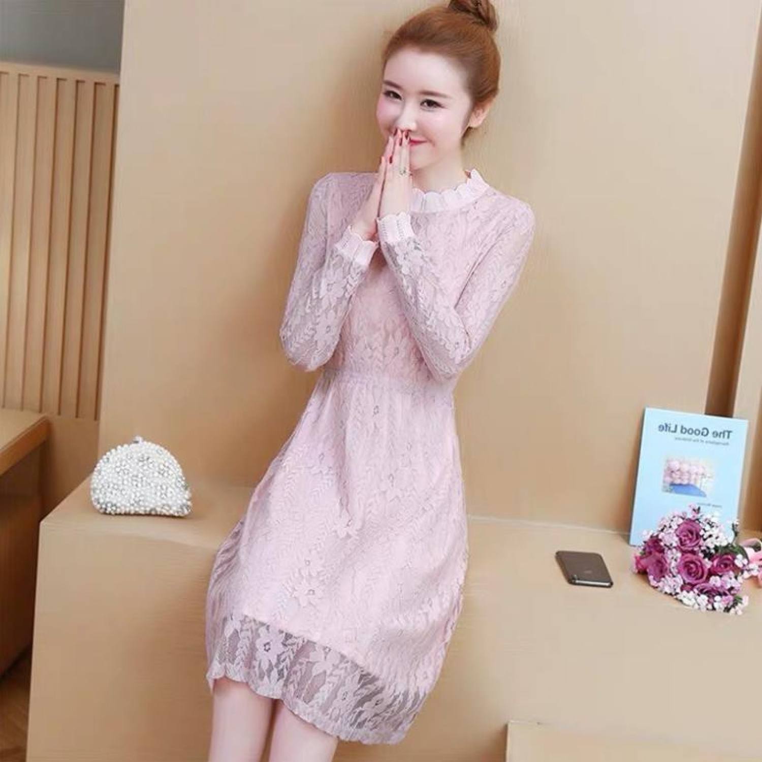 Váy ren cổ cánh hoa