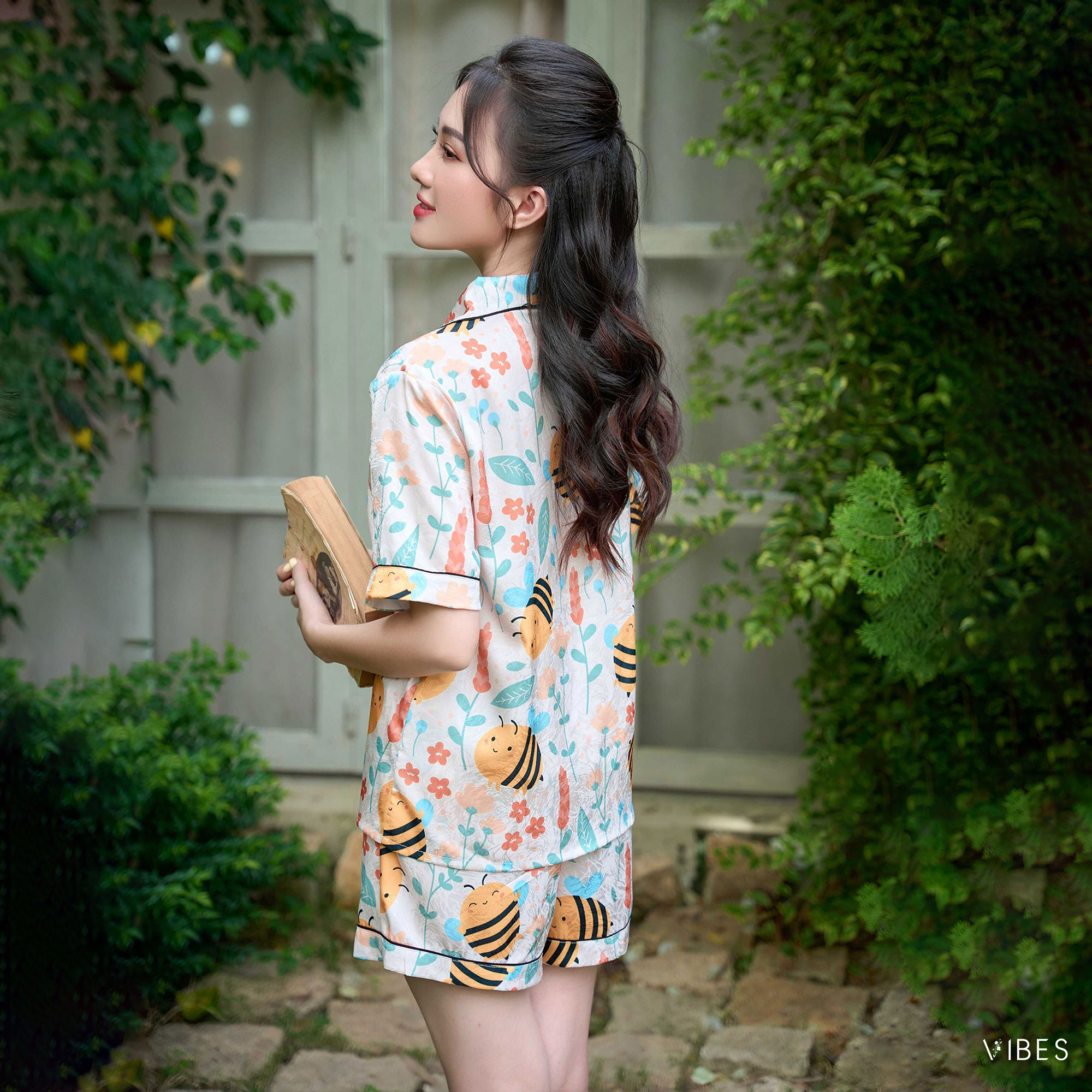 VIBES Pijama ngắn Lụa gấm họa tiết dễ thương Bee Py Set