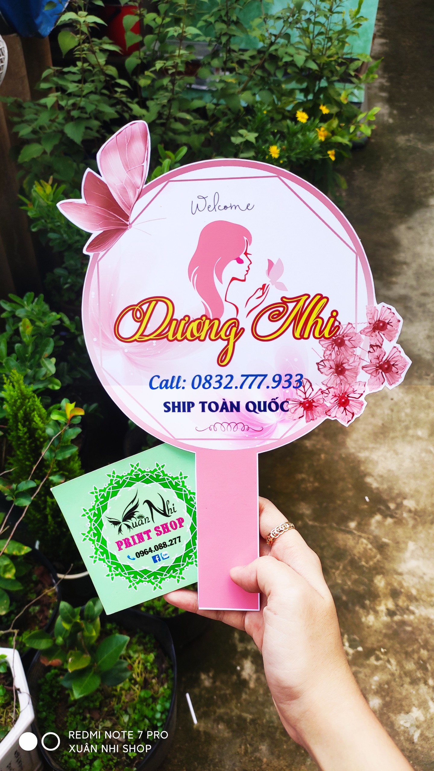 Logo Cầm Tay Chụp Ảnh Sản Phẩm