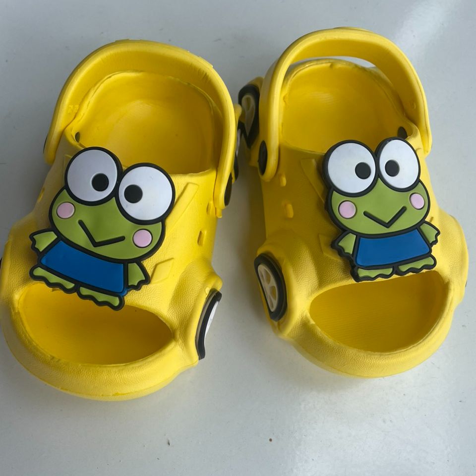 Bread slippers for boys and girls with the shape of a frog with a super beautiful car design