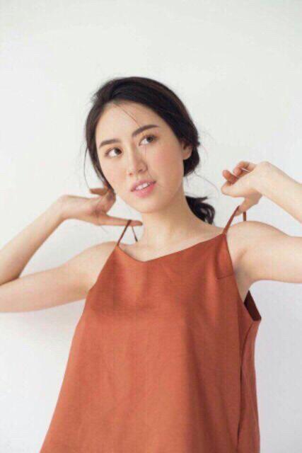 Áo hai dây cổ tim vải voan basic TU