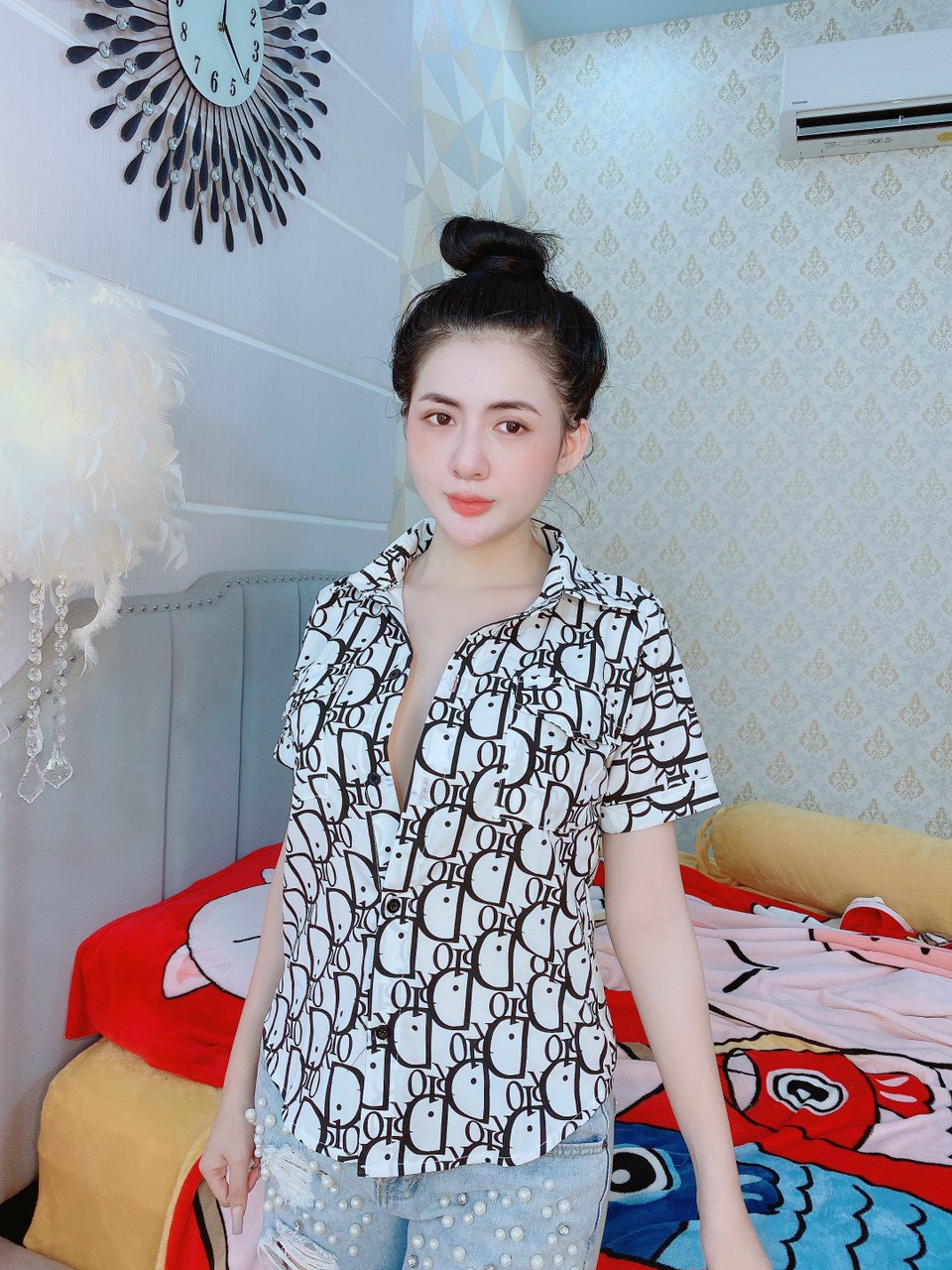 Áo sơ mi tay ngắn in chữ hiệu siêu xinh ,đủ 4 màu , chất kate lụa cực mềm mịn , ảnh thật mẫu nhà