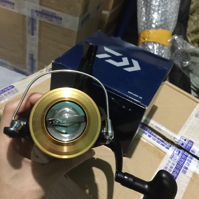 Máy câu cá daiwa 2500 - 4000 2b ( y hình )  (cam kết bảo hành đổi trả trong 2 tuần đầu)