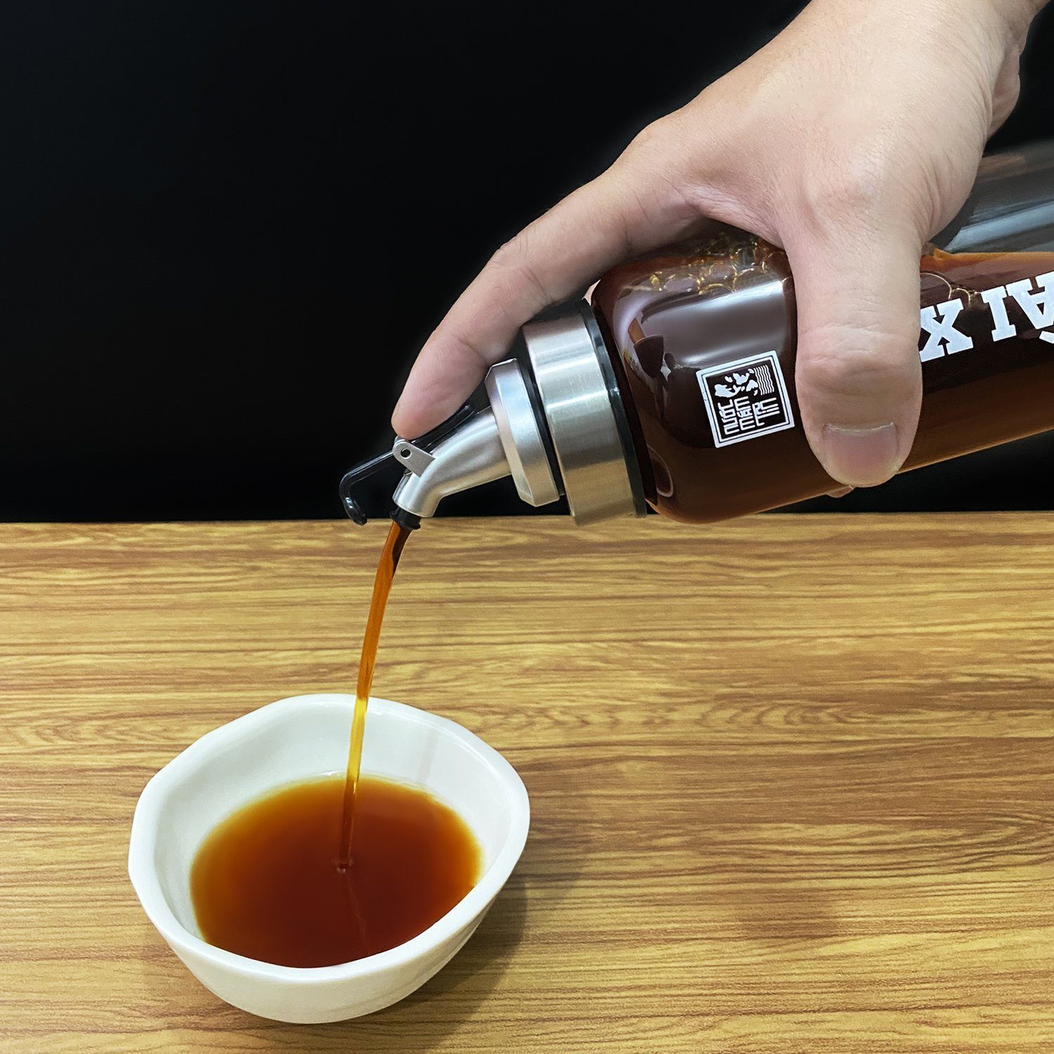 Bình rót một chạm đựng nước mắm, nước tương, dầu ăn