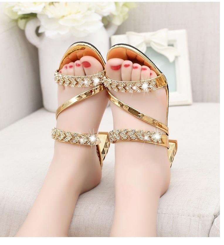 Dép quai đá chữ V