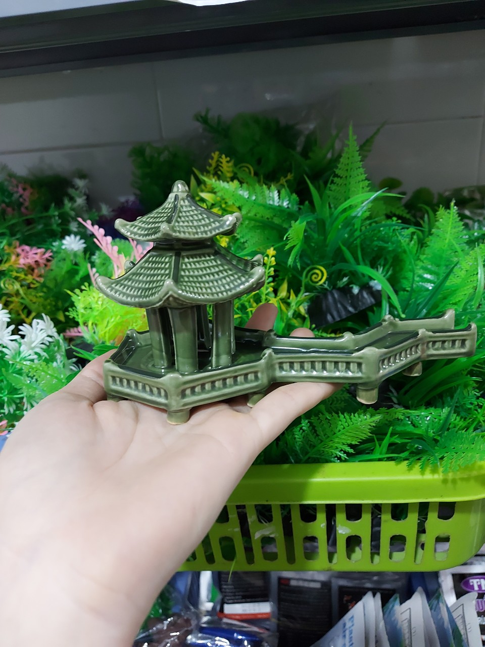 Phụ kiện trang trí bể cá: Mẫu cầu tháp