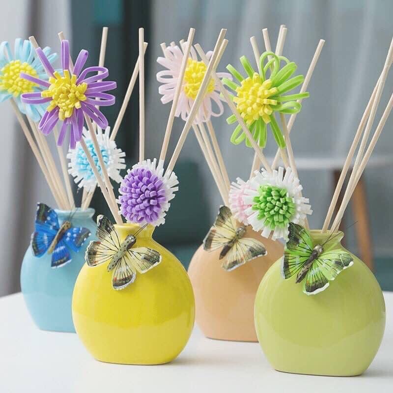 Nước hoa thơm phòng trang trí nhà.Có nhiều mùi : Hương đại dương, hoa nhài, hoa hồng, hoa lavender, hoa ann đào, hoa lily, hương chanh, hương osmanthus