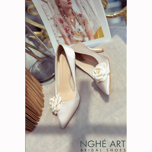 Giày cưới Nghé Art satin nude đính hoa lụa 334