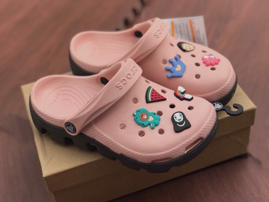 Dép Crorc Nữ Hồng Đế Nâu - Đế Cá Sấu Có Chữ Crocs - Tặng kèm Full 12 Sticker giá rẻ