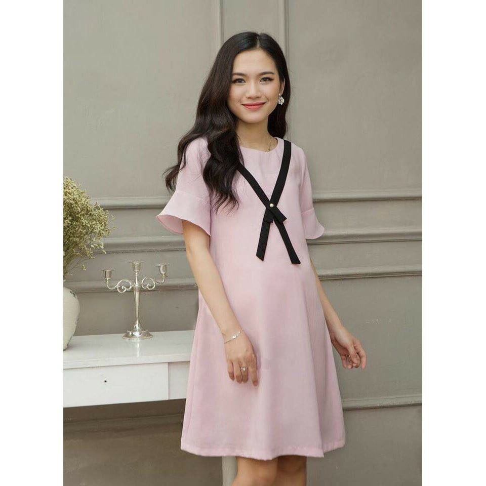 Váy bầu thiết kế viền cổ X đen