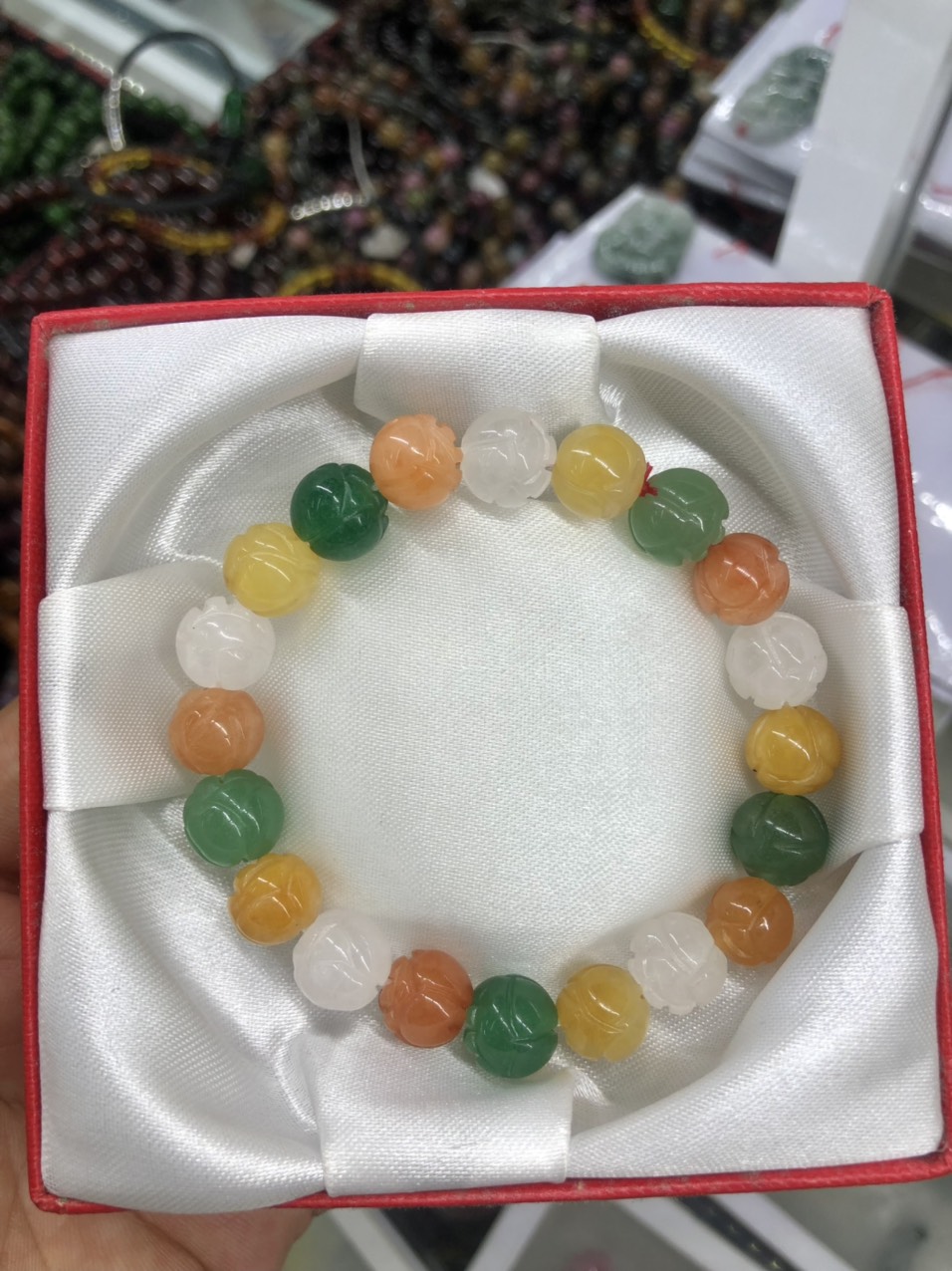 Vòng đeo tay, lắc tay chạm hoa sen phong thủy đá ngọc hoàng long