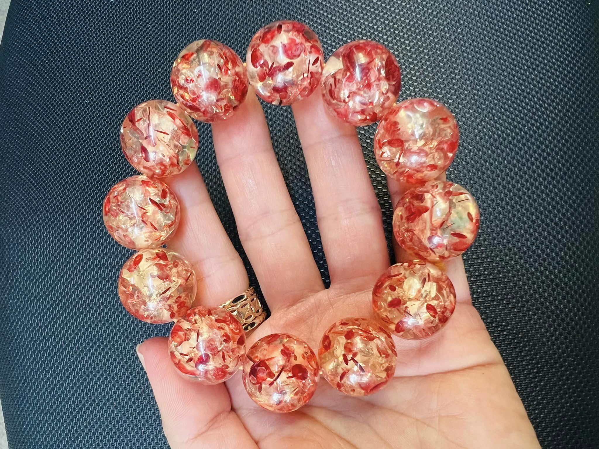 Vòng tay hổ phách bông đỏ size hạt 20li