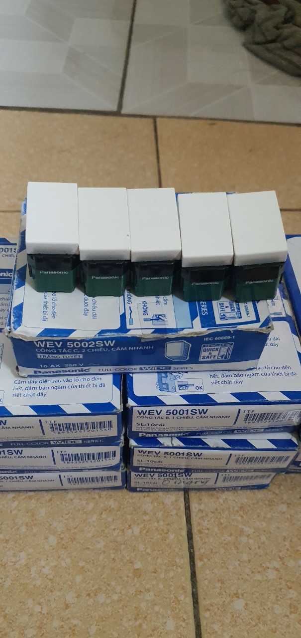 (PANASONIC) Công tắc 2 chiều WEV 5002 SW(16AX 250V) Hạt lớn  Số lượng 1 cái