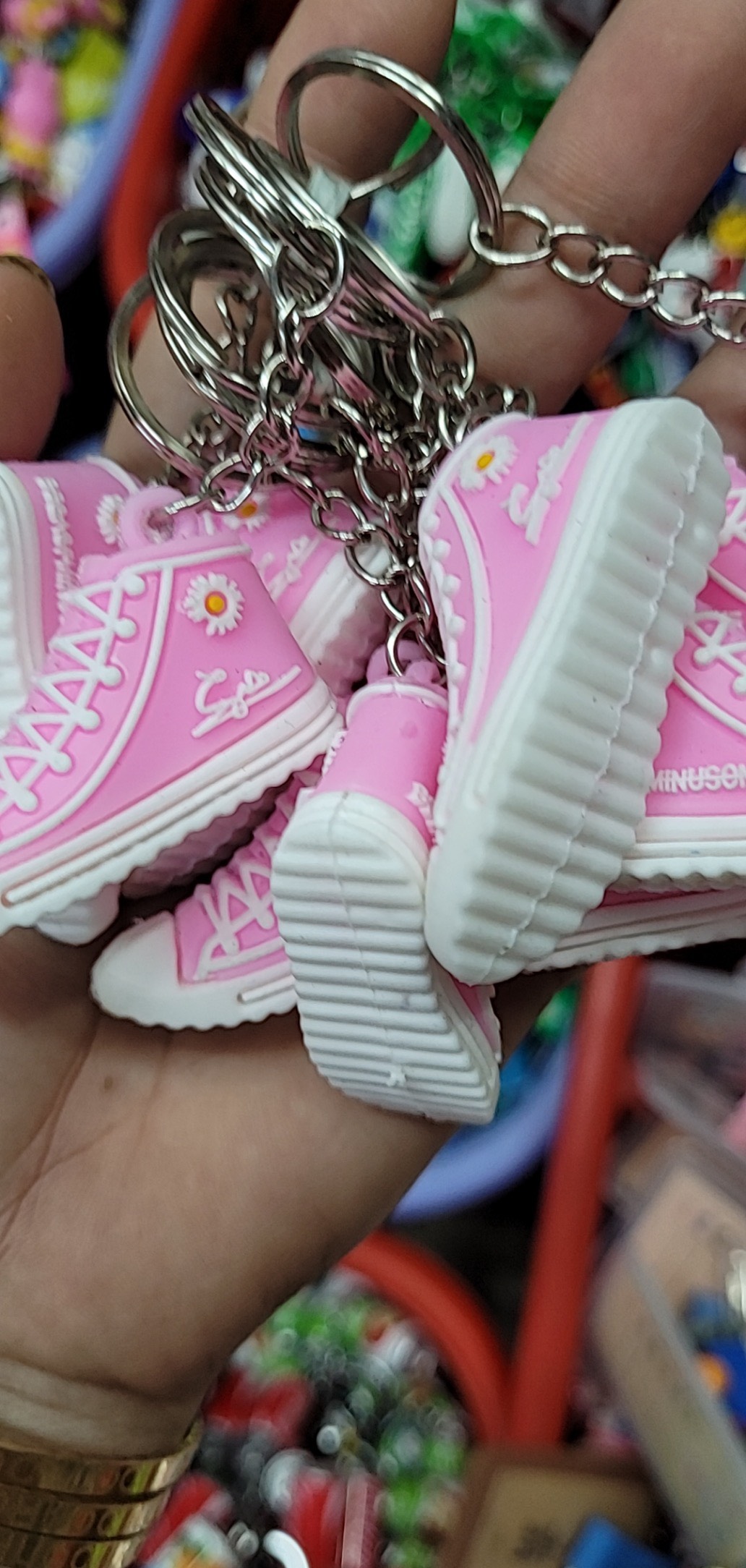 Móc khóa hình đôi giày sneaker đáng yêu nhiều màu