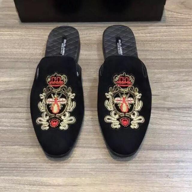 Sục da lộn thêu ong hoa đỏ nam