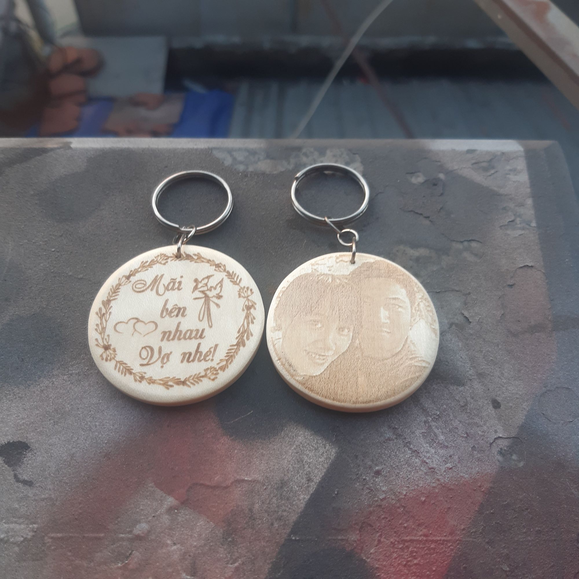 Móc Khóa Gỗ Tròn Khắc Hình BYL