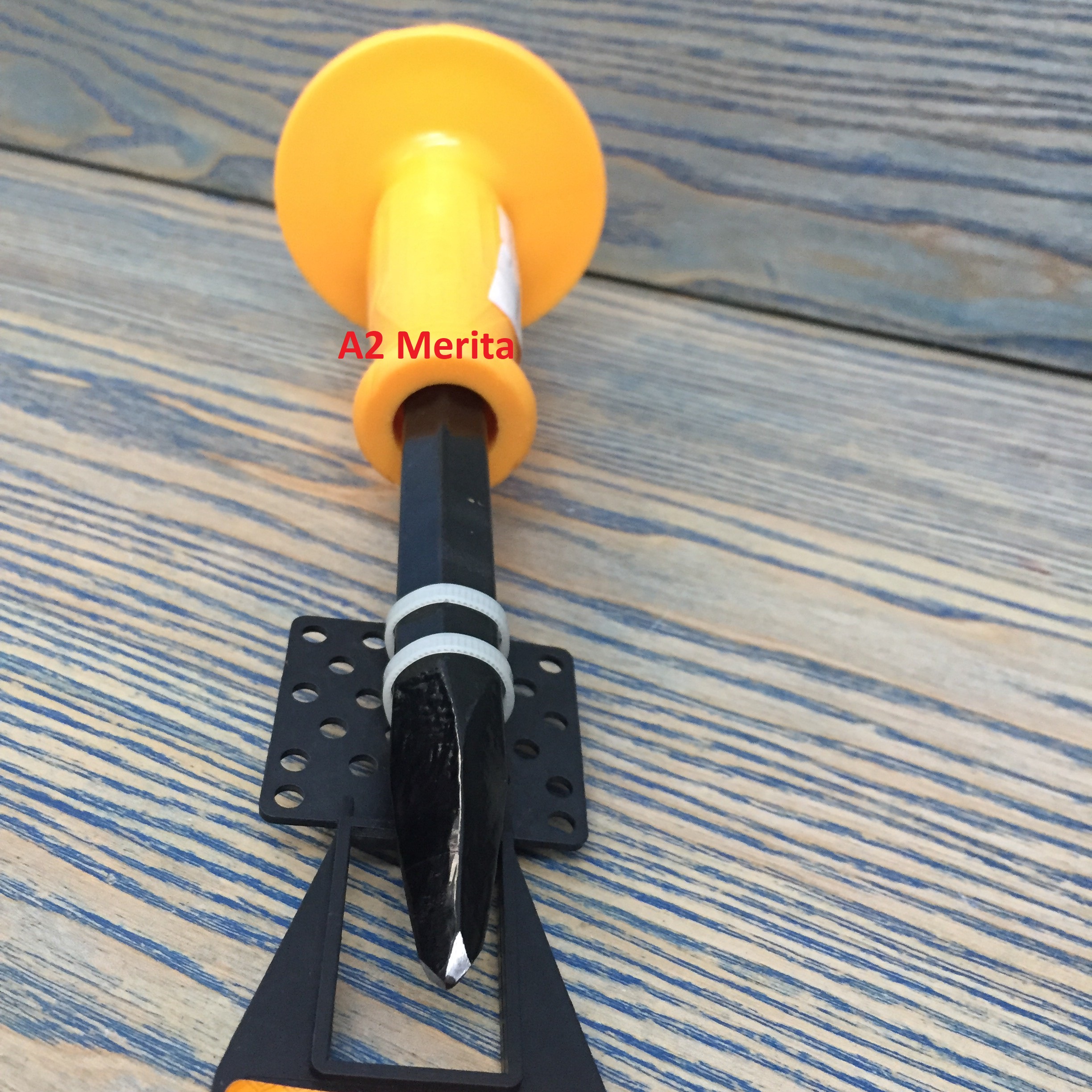 Đục bê tông mũi nhọn 4x250mm INGCO HCC0841016
