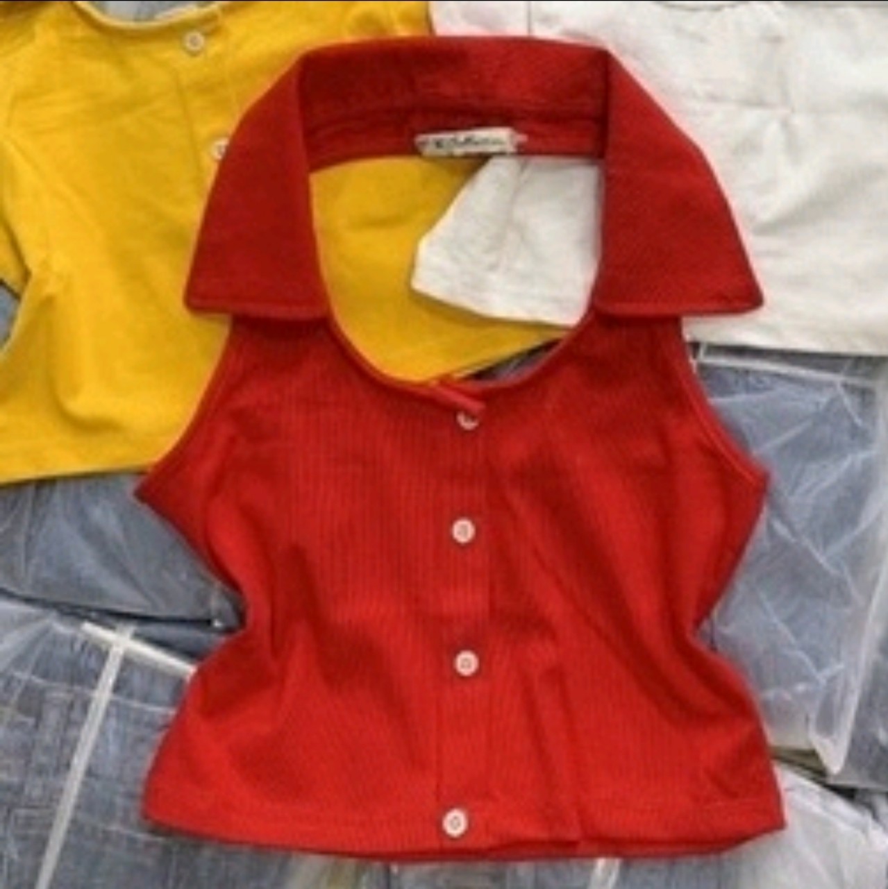Aó croptop cổ yếm phối cúc , chất vải thun gân