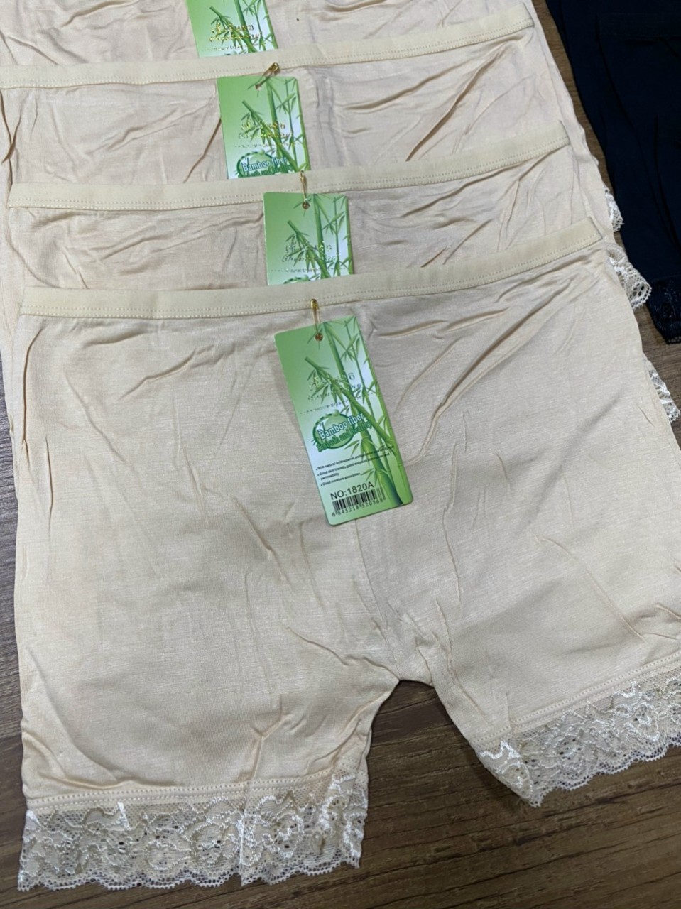 Quần đùi cotton mặc trong váy viền ren