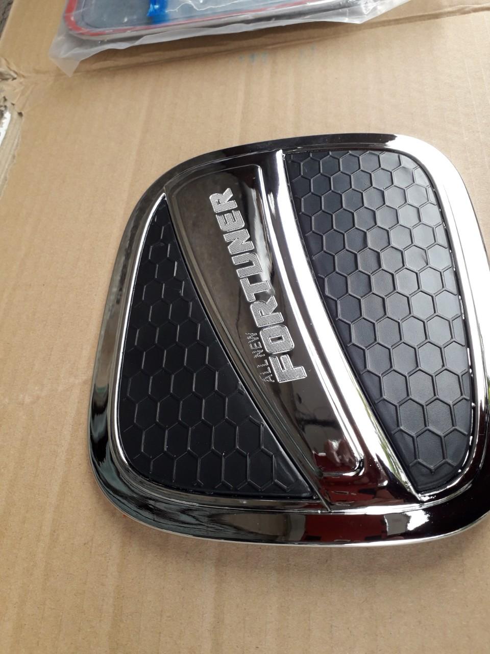 Ốp nắp bình xăng đen xe Toyota Fortuner các đời xe 2016 đến 2022,2023