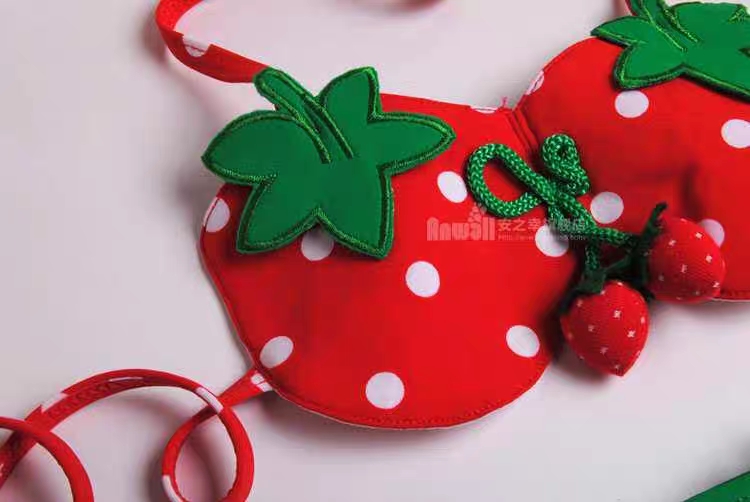 Bikini đi biển quả dâu cực xinh cho bé